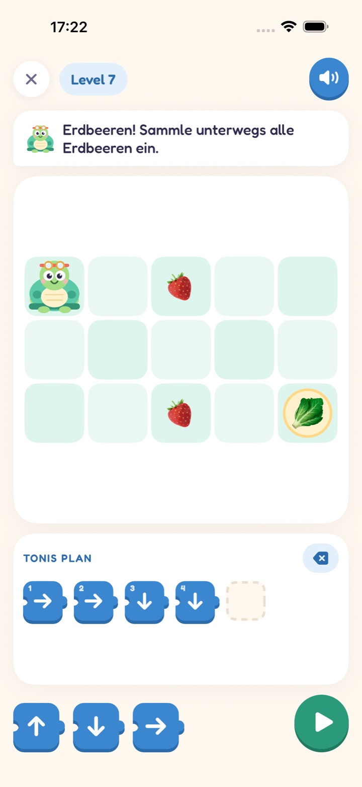 Ein Level in Toni tüftelt: oben der Garten mit Toni, zwei Erdbeeren und dem Salat, darunter Tonis Plan mit vier Pfeil-Blöcken und unten die Pfeile zum Hineinziehen.